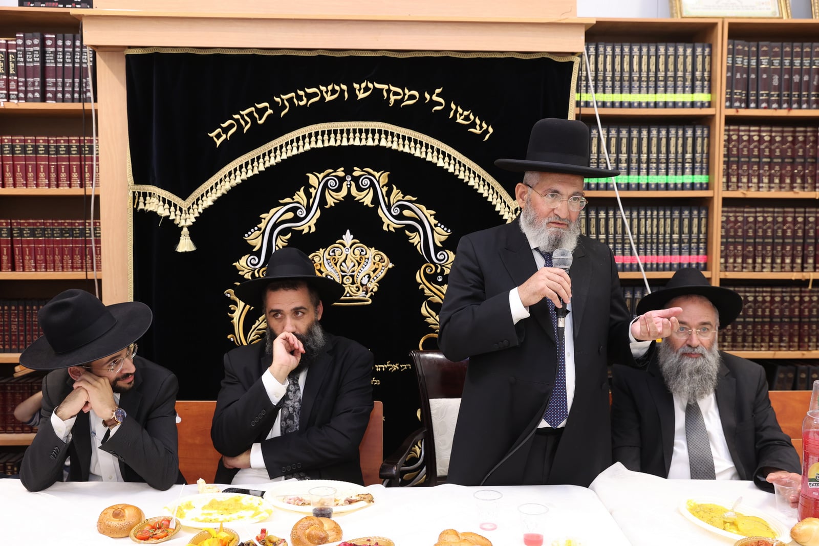 תושבי רמות פיזזו בהכנסת ספר תורה לבית הכנסת הספרדי