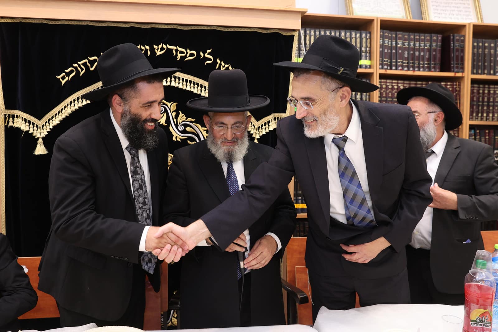 תושבי רמות פיזזו בהכנסת ספר תורה לבית הכנסת הספרדי