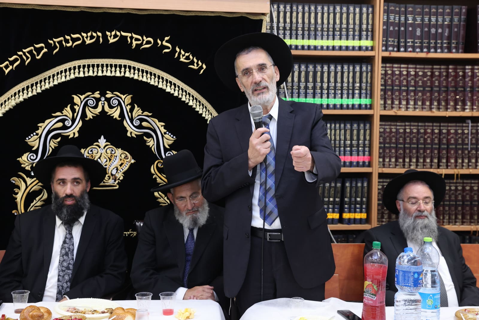 תושבי רמות פיזזו בהכנסת ספר תורה לבית הכנסת הספרדי