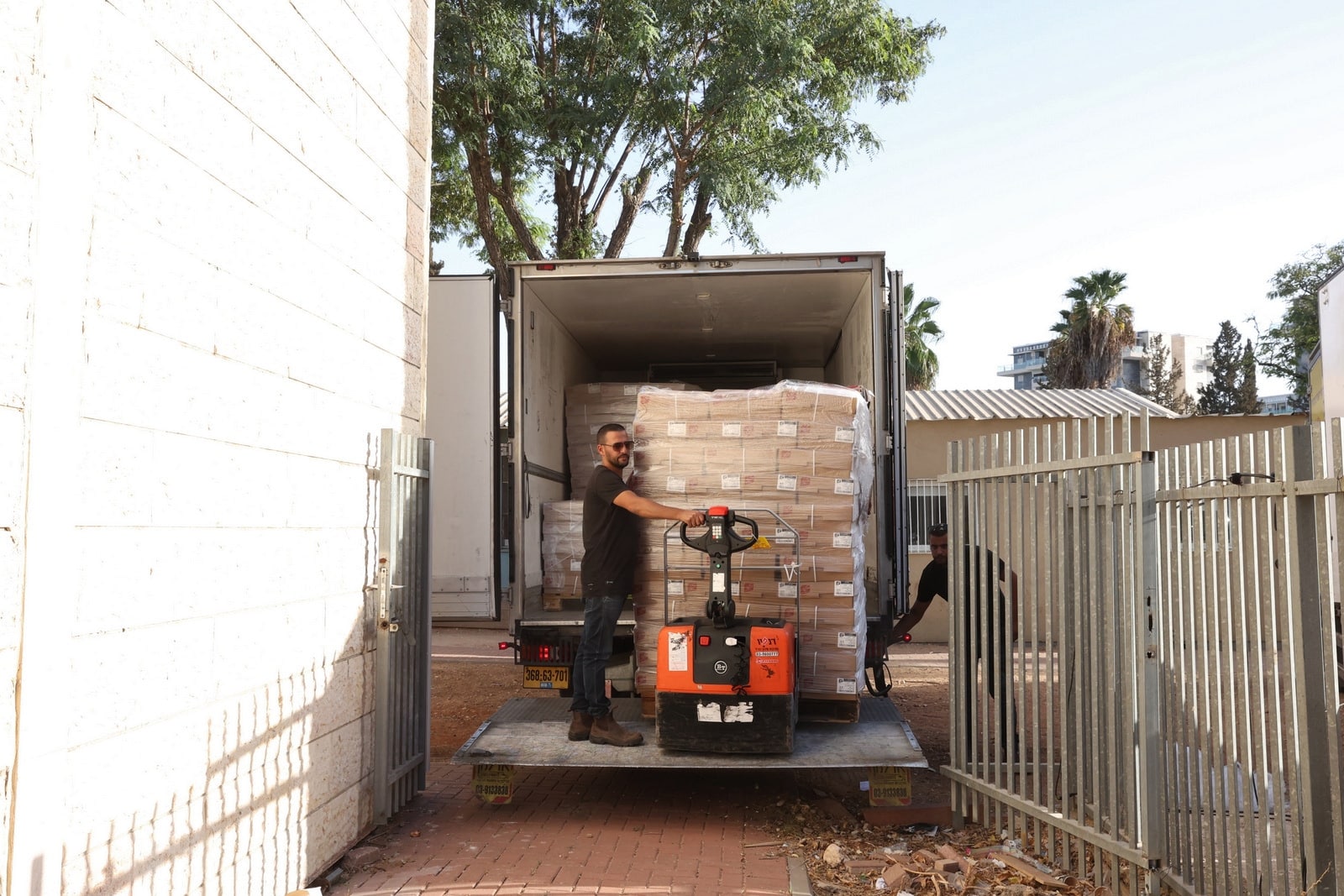 הגר"א עפג'ין חילק אלפי סלי מזון למשפחות לחגי תשרי