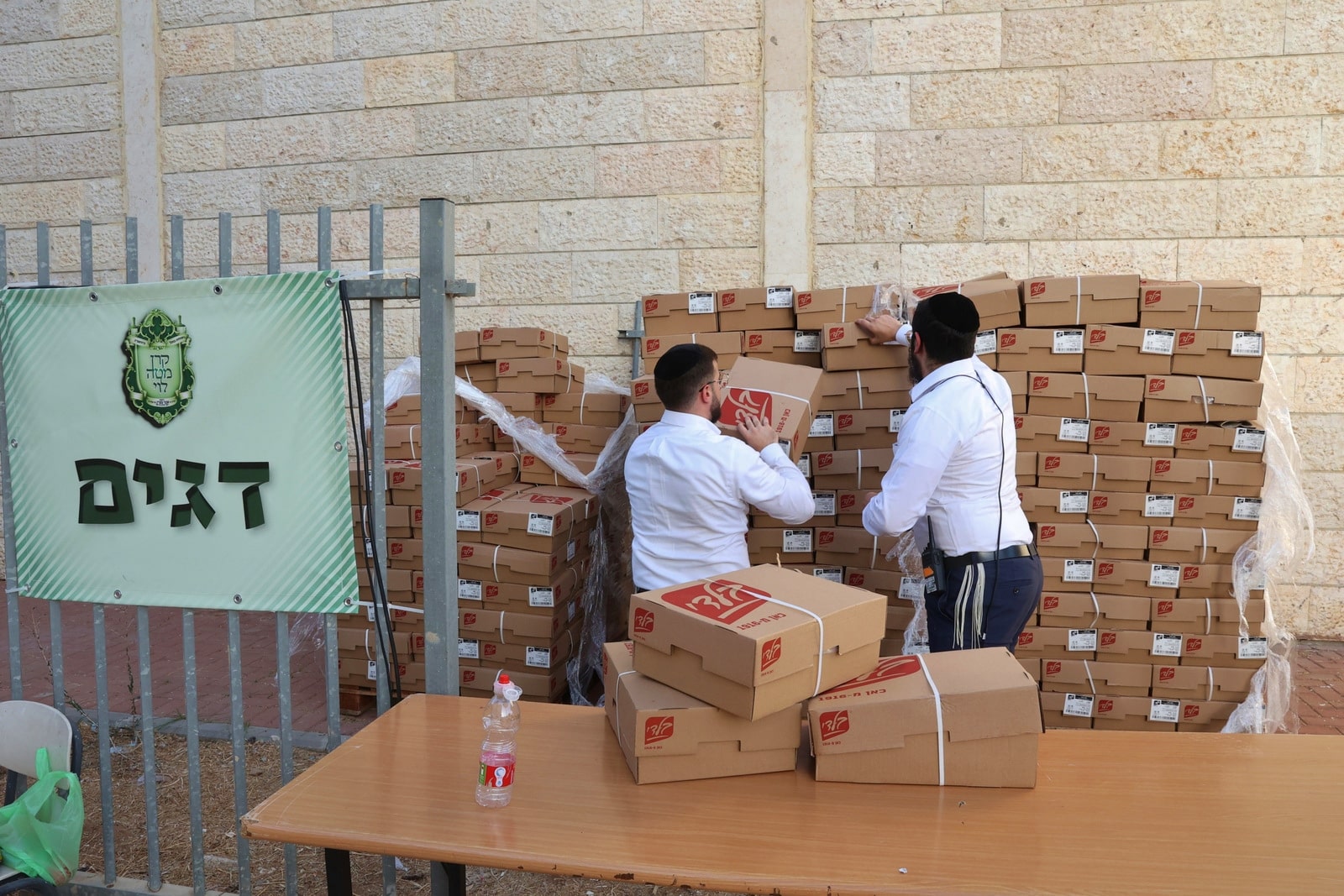 הגר"א עפג'ין חילק אלפי סלי מזון למשפחות לחגי תשרי