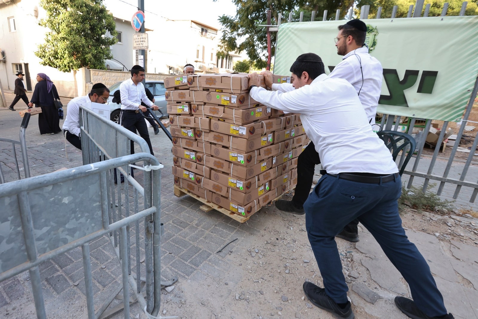 הגר"א עפג'ין חילק אלפי סלי מזון למשפחות לחגי תשרי