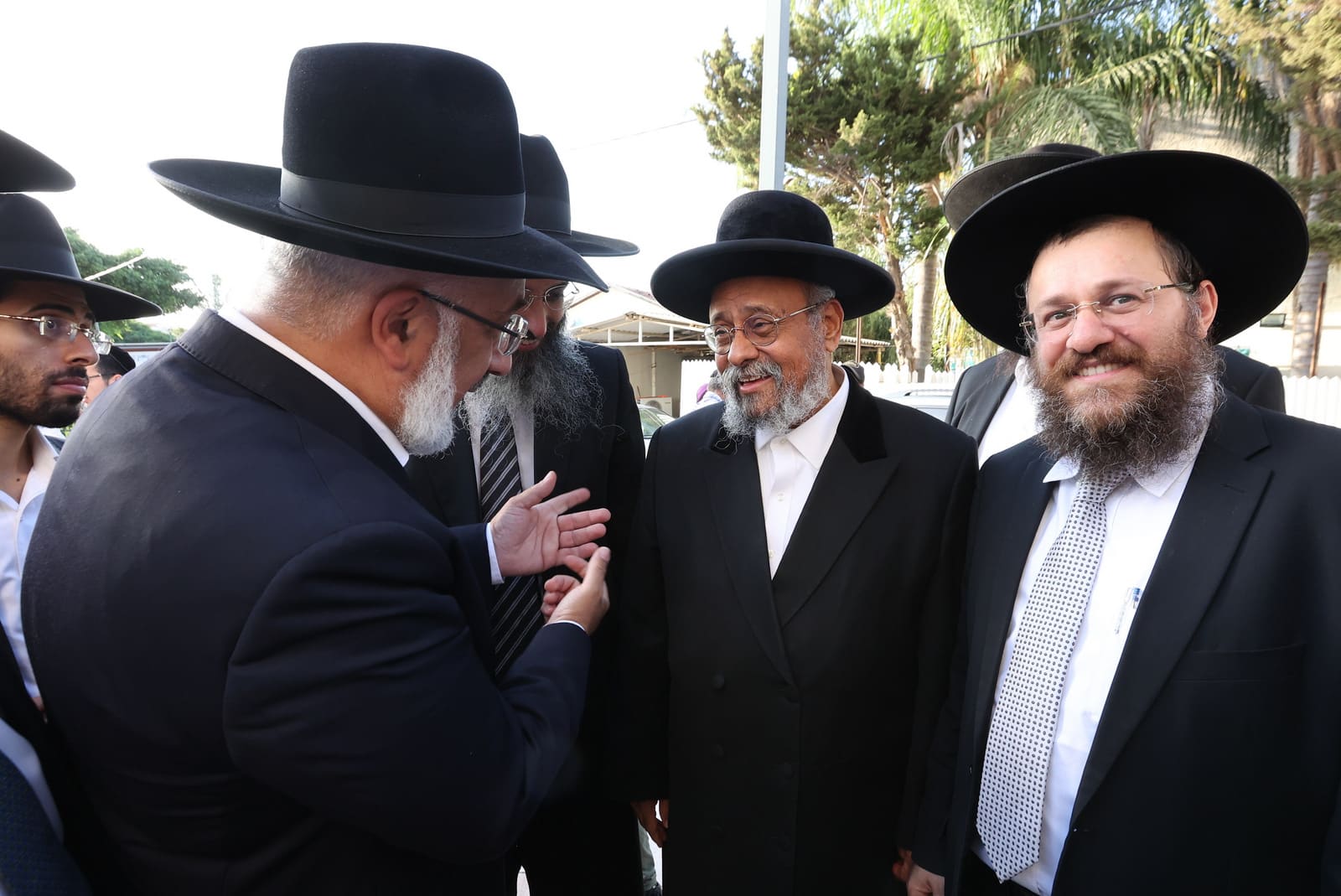 הגר"א עפג'ין חילק אלפי סלי מזון למשפחות לחגי תשרי