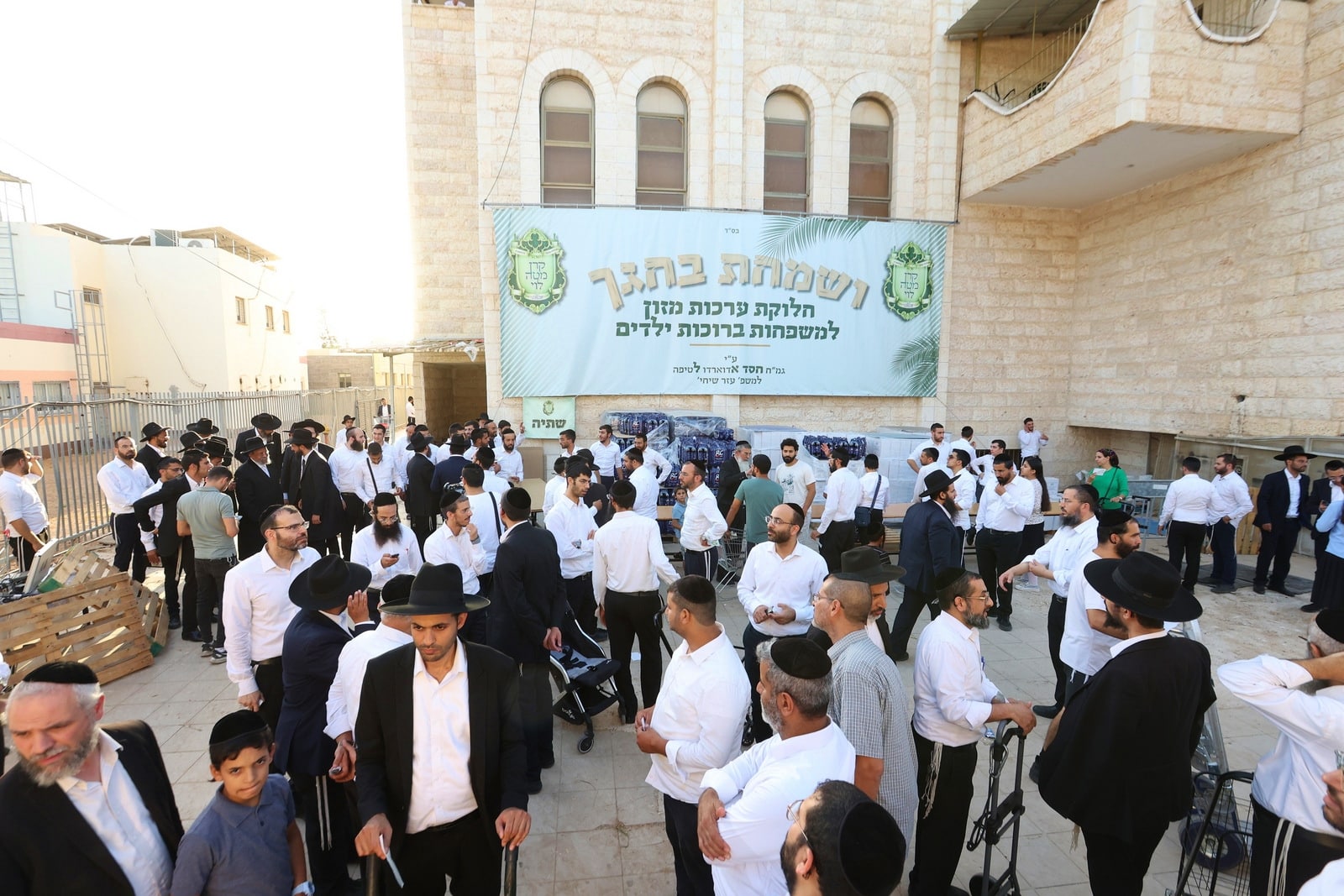 הגר"א עפג'ין חילק אלפי סלי מזון למשפחות לחגי תשרי