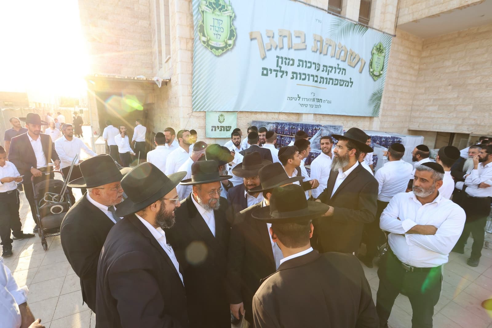 הגר"א עפג'ין חילק אלפי סלי מזון למשפחות לחגי תשרי