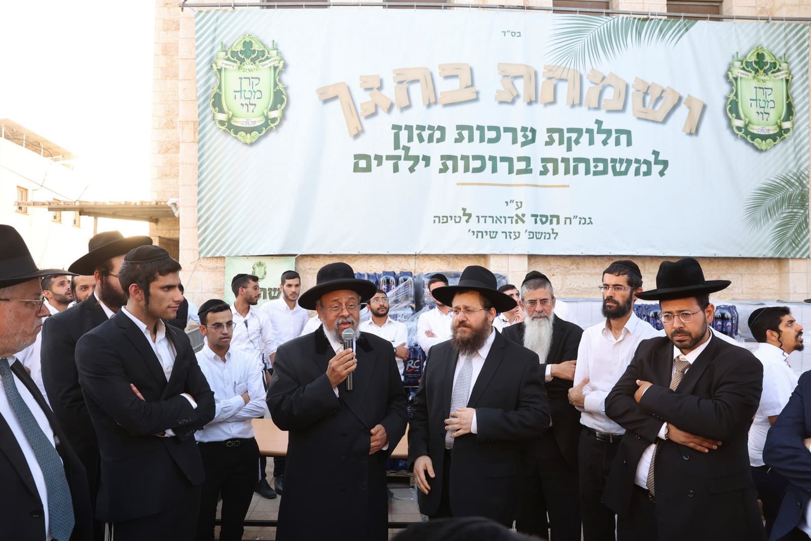 הגר"א עפג'ין חילק אלפי סלי מזון למשפחות לחגי תשרי