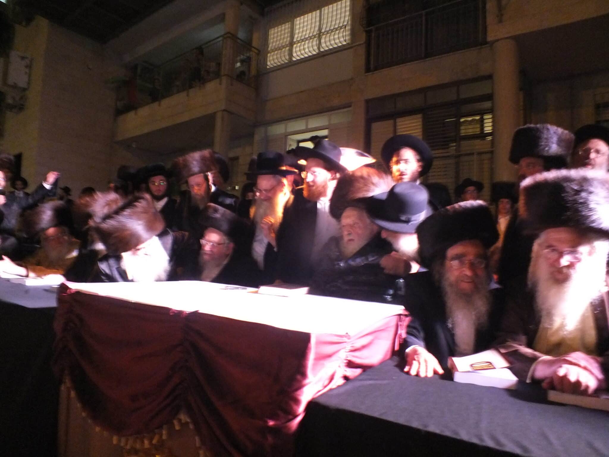 שמחת חג בסוכת מרן הגר"מ שטרנבוך שליט"א – גלריה