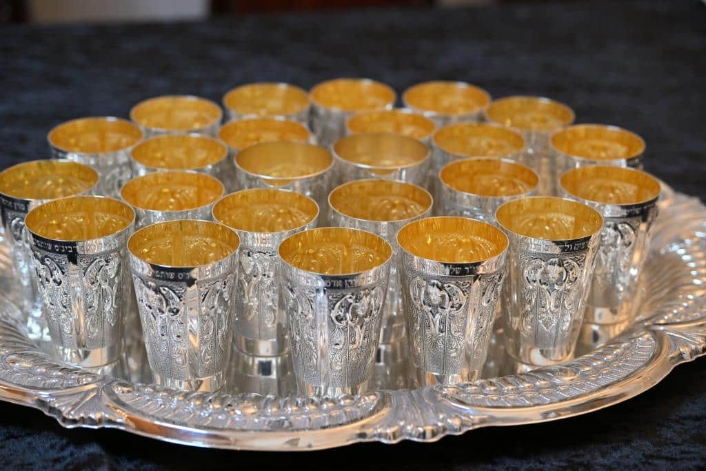 מעמד חתימת שטרות שותפות לתורמי 'קופת הקהל' דחסידי מכנובקא בעלזא