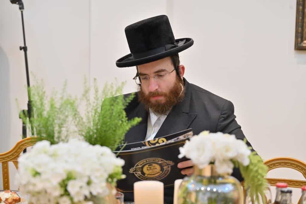 מעמד חתימת שטרות שותפות לתורמי 'קופת הקהל' דחסידי מכנובקא בעלזא