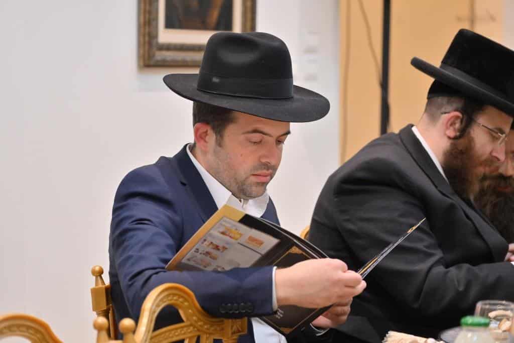 מעמד חתימת שטרות שותפות לתורמי 'קופת הקהל' דחסידי מכנובקא בעלזא