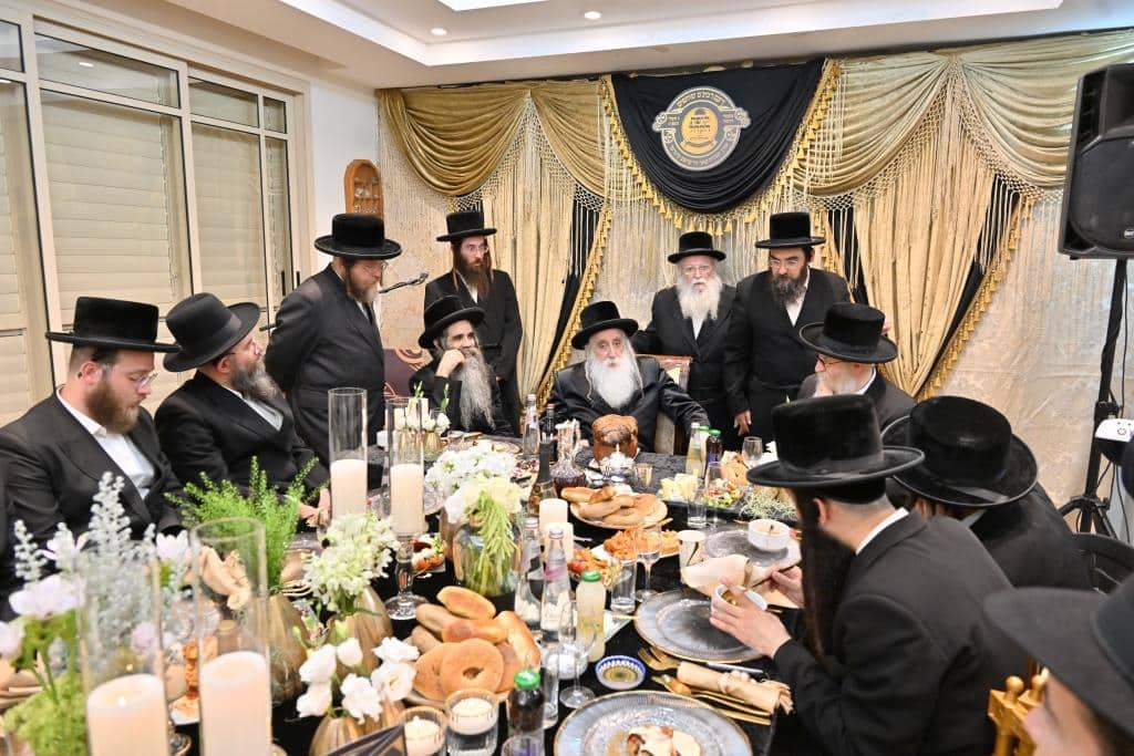 מעמד חתימת שטרות שותפות לתורמי 'קופת הקהל' דחסידי מכנובקא בעלזא