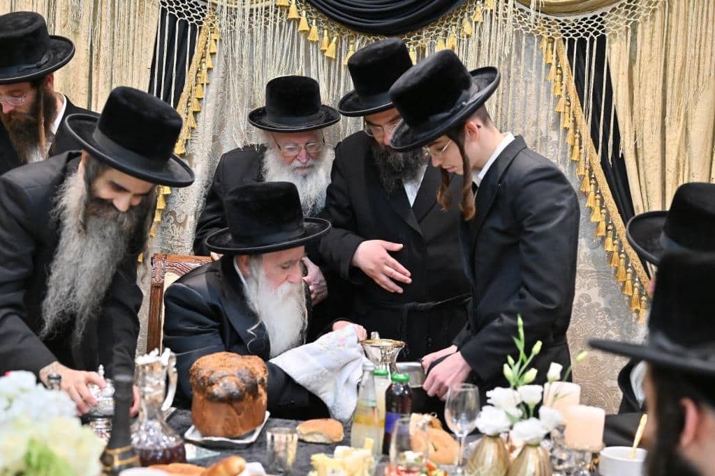 מעמד חתימת שטרות שותפות לתורמי 'קופת הקהל' דחסידי מכנובקא בעלזא