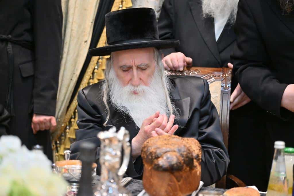 מעמד חתימת שטרות שותפות לתורמי 'קופת הקהל' דחסידי מכנובקא בעלזא