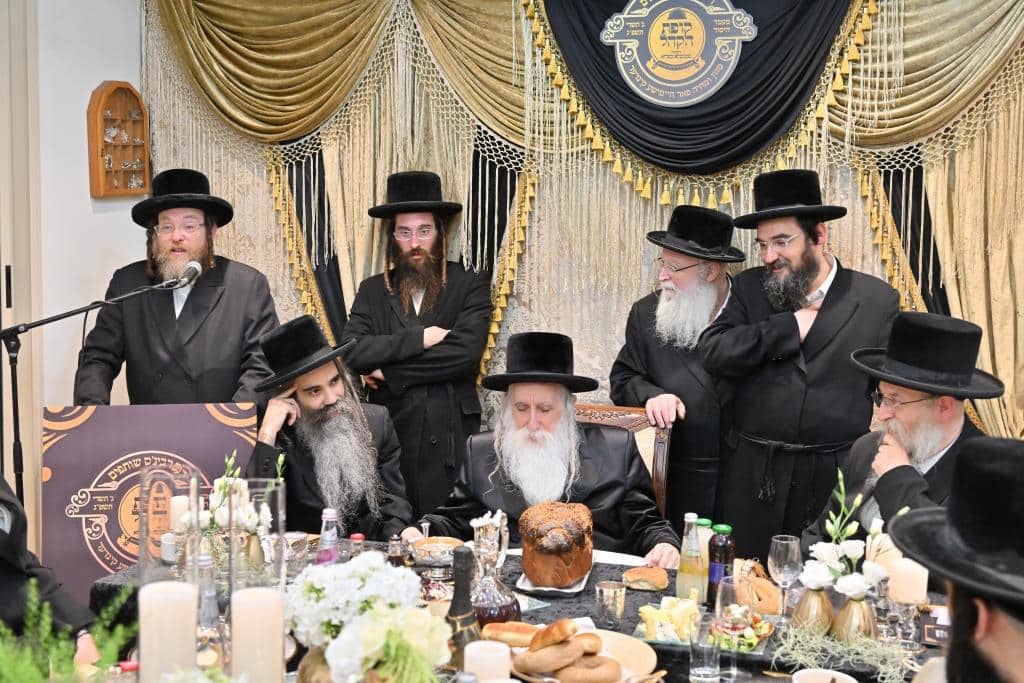 מעמד חתימת שטרות שותפות לתורמי 'קופת הקהל' דחסידי מכנובקא בעלזא