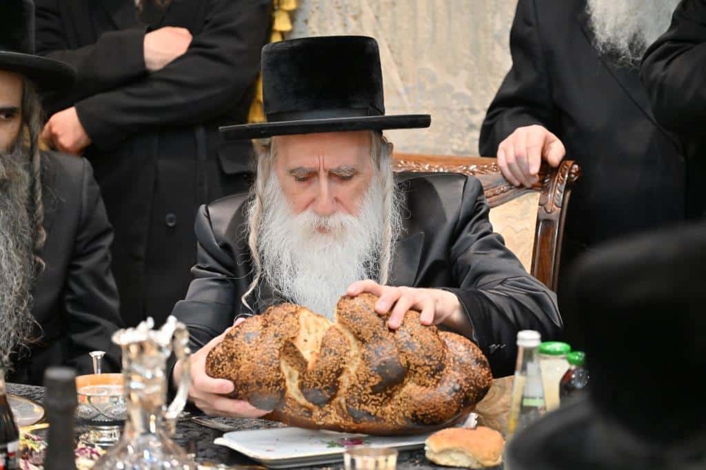 מעמד חתימת שטרות שותפות לתורמי 'קופת הקהל' דחסידי מכנובקא בעלזא