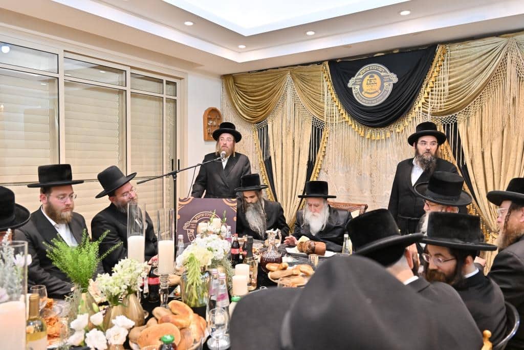 מעמד חתימת שטרות שותפות לתורמי 'קופת הקהל' דחסידי מכנובקא בעלזא