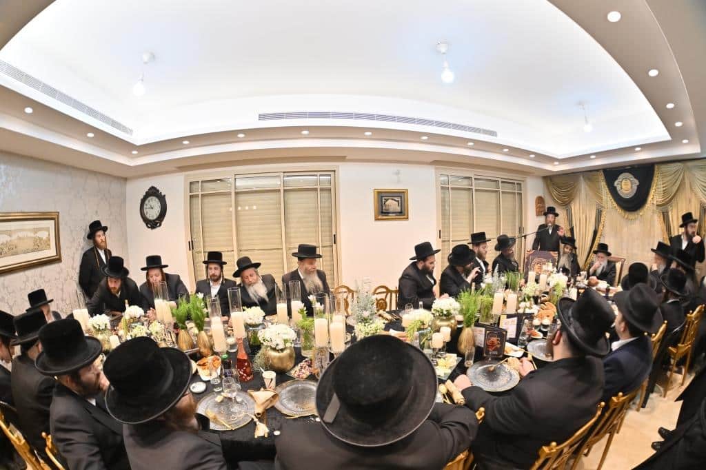 מעמד חתימת שטרות שותפות לתורמי 'קופת הקהל' דחסידי מכנובקא בעלזא