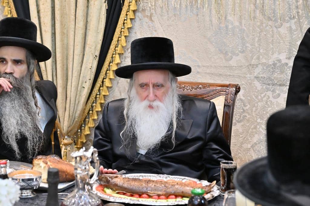 מעמד חתימת שטרות שותפות לתורמי 'קופת הקהל' דחסידי מכנובקא בעלזא