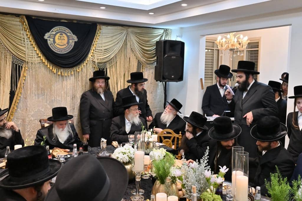 מעמד חתימת שטרות שותפות לתורמי 'קופת הקהל' דחסידי מכנובקא בעלזא