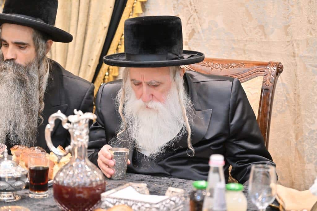 מעמד חתימת שטרות שותפות לתורמי 'קופת הקהל' דחסידי מכנובקא בעלזא