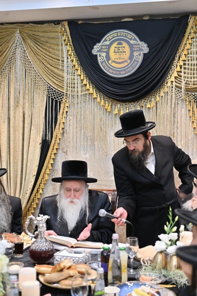 מעמד חתימת שטרות שותפות לתורמי 'קופת הקהל' דחסידי מכנובקא בעלזא