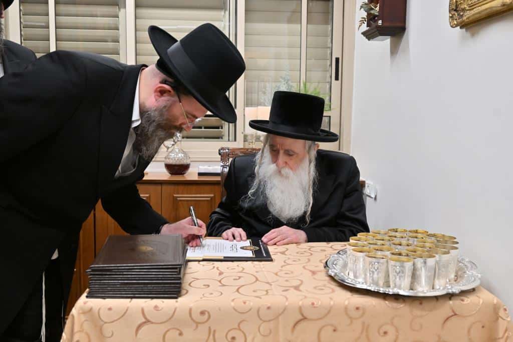 מעמד חתימת שטרות שותפות לתורמי 'קופת הקהל' דחסידי מכנובקא בעלזא