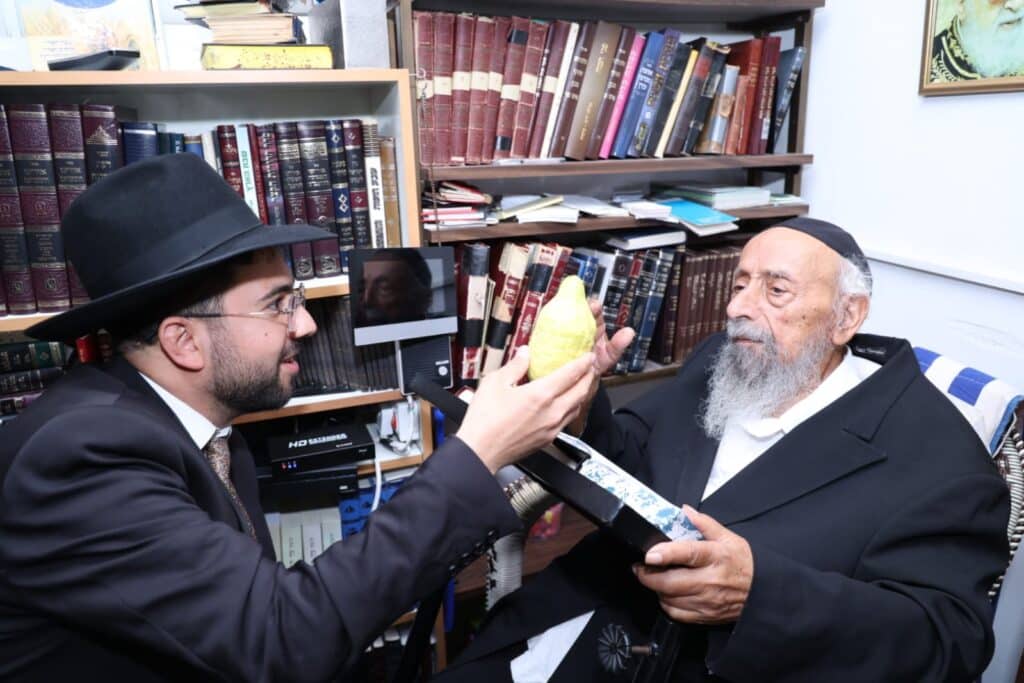 טרם אשפוזו נשיא המועצת הגר"ש בעדני בחר ארבעת המינים