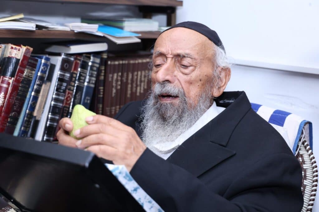 טרם אשפוזו נשיא המועצת הגר"ש בעדני בחר ארבעת המינים