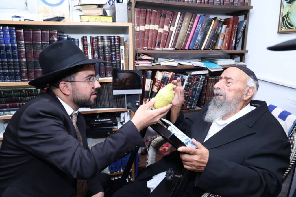 טרם אשפוזו נשיא המועצת הגר"ש בעדני בחר ארבעת המינים