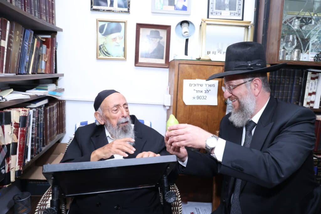 טרם אשפוזו נשיא המועצת הגר"ש בעדני בחר ארבעת המינים