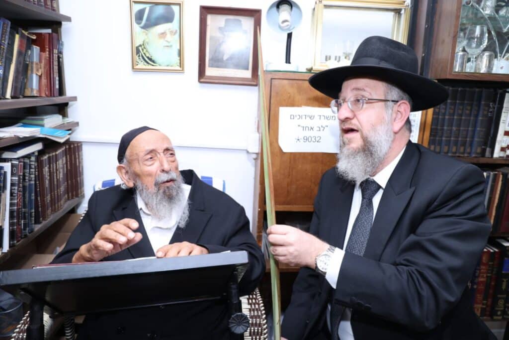 טרם אשפוזו נשיא המועצת הגר"ש בעדני בחר ארבעת המינים