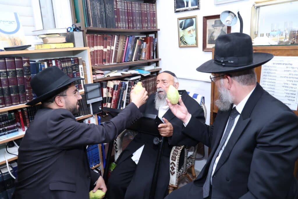 טרם אשפוזו נשיא המועצת הגר"ש בעדני בחר ארבעת המינים