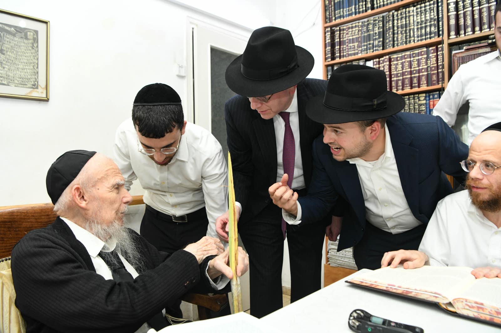 תיעוד: מרן רשכבה"ג הגרי"ג אדלשטיין בקבלת 'בריסקע לולב'  