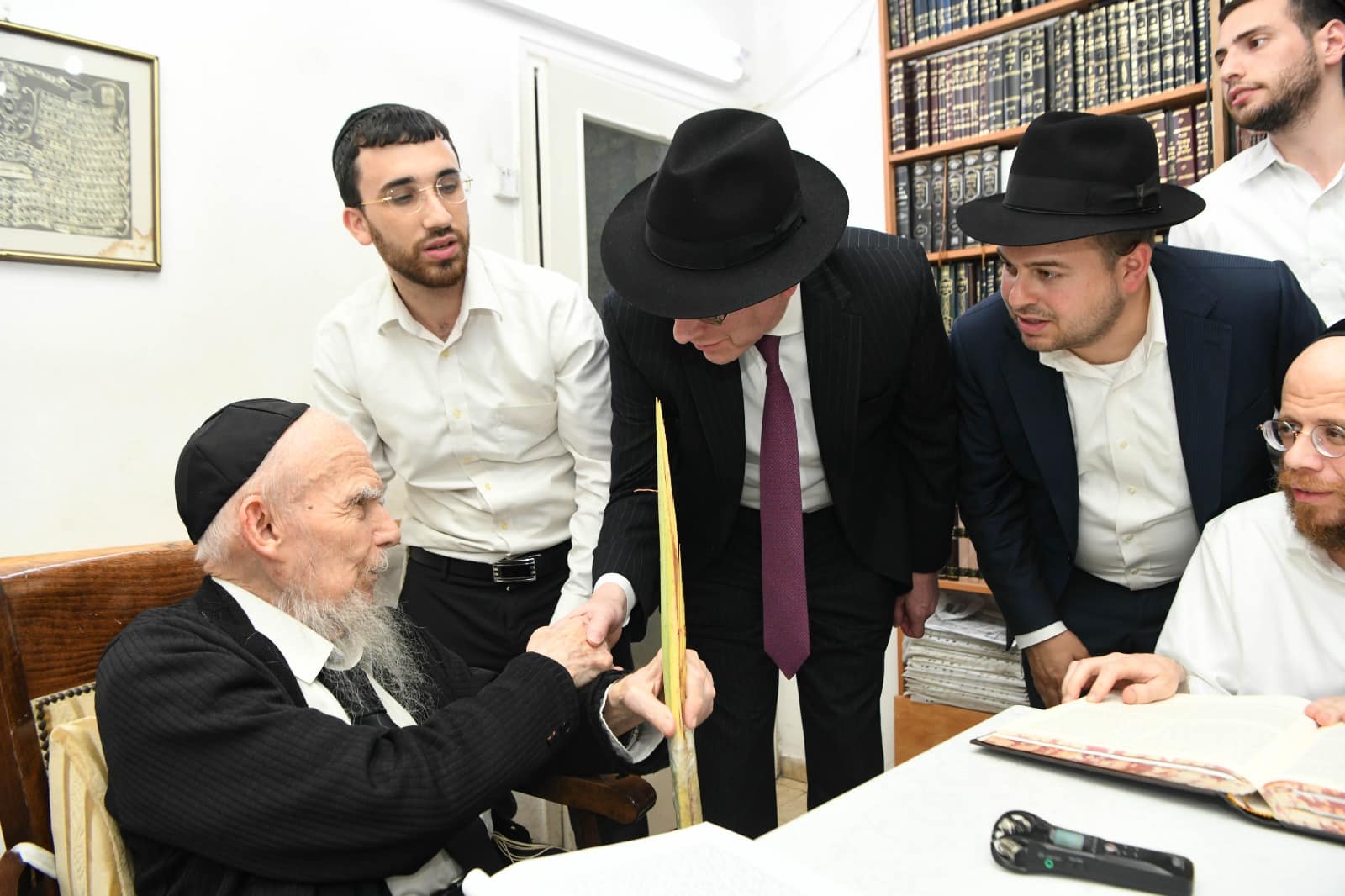 תיעוד: מרן רשכבה"ג הגרי"ג אדלשטיין בקבלת 'בריסקע לולב'  