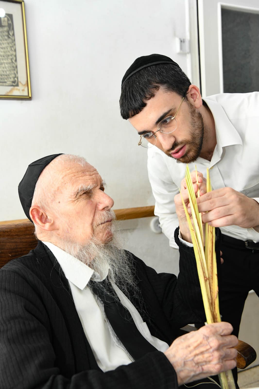 תיעוד: מרן רשכבה"ג הגרי"ג אדלשטיין בקבלת 'בריסקע לולב'  