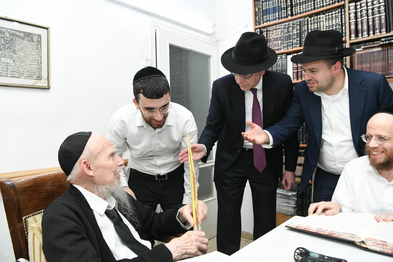 תיעוד: מרן רשכבה"ג הגרי"ג אדלשטיין בקבלת 'בריסקע לולב'  