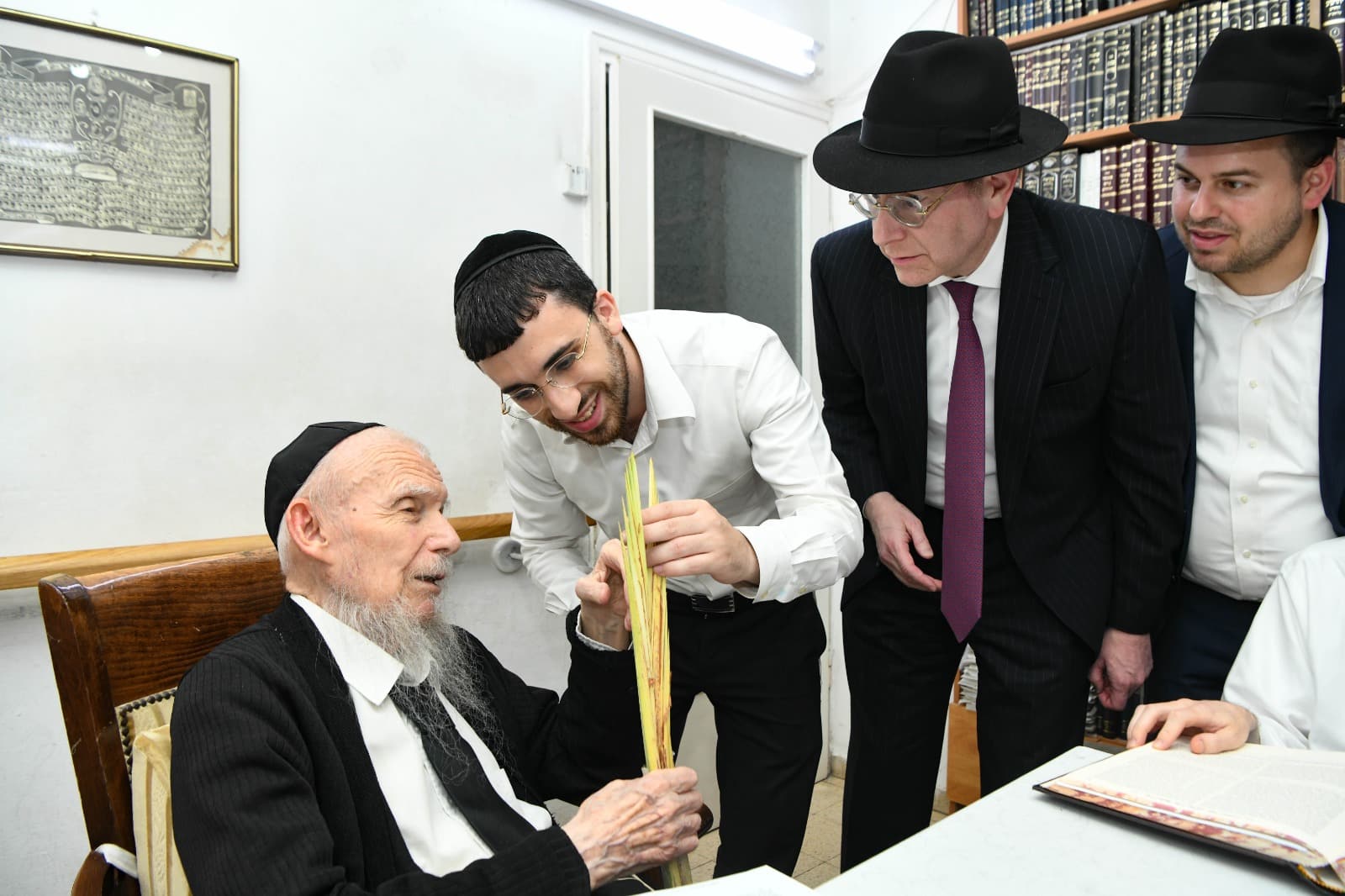 תיעוד: מרן רשכבה"ג הגרי"ג אדלשטיין בקבלת 'בריסקע לולב'  