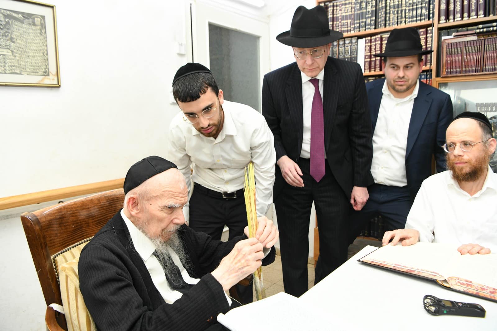 תיעוד: מרן רשכבה"ג הגרי"ג אדלשטיין בקבלת 'בריסקע לולב'  