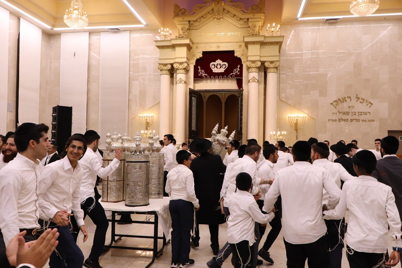 בישיבת בית הלוי רקדו בהקפות שניות - תיעוד