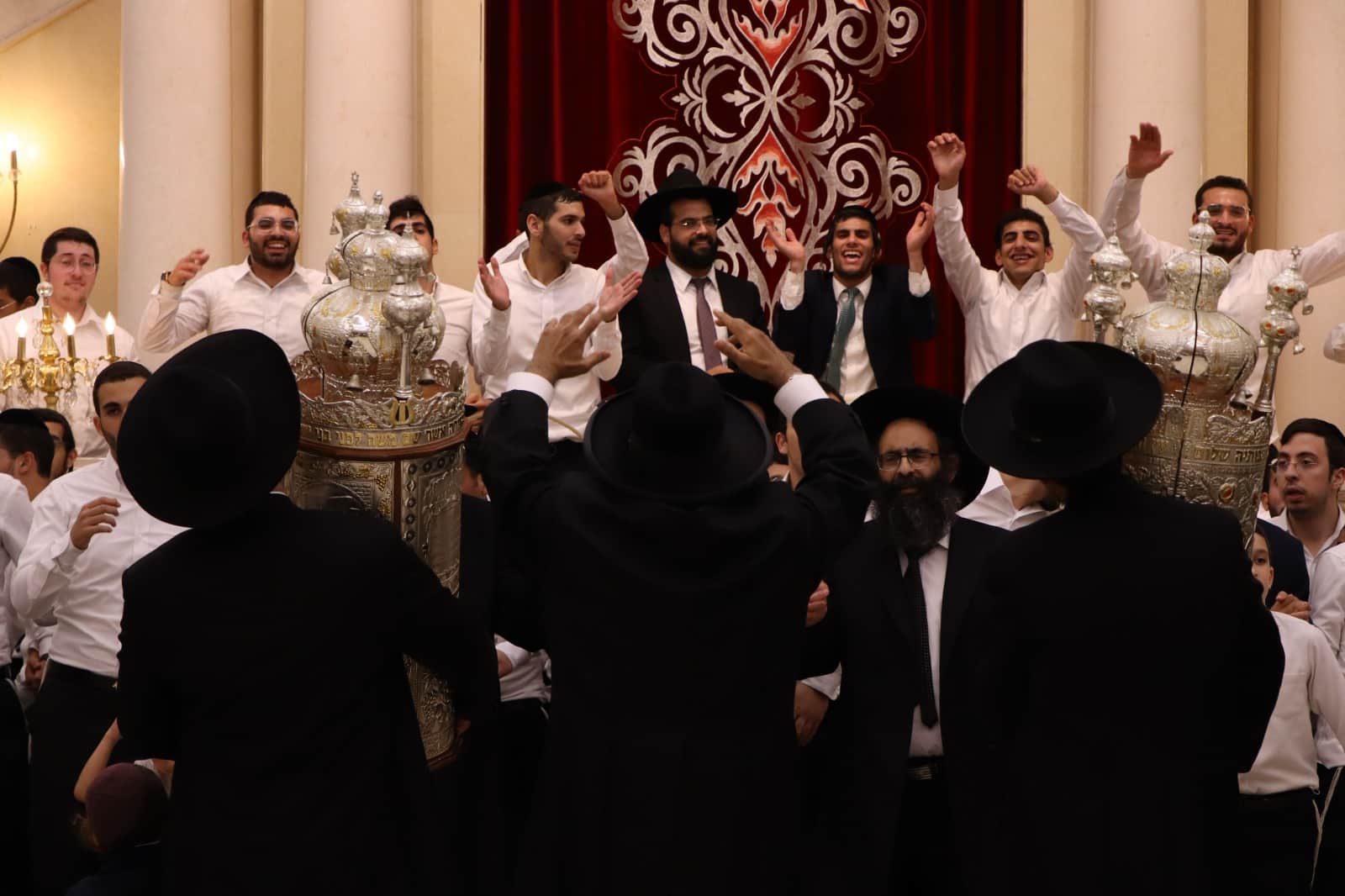 בישיבת בית הלוי רקדו בהקפות שניות - תיעוד