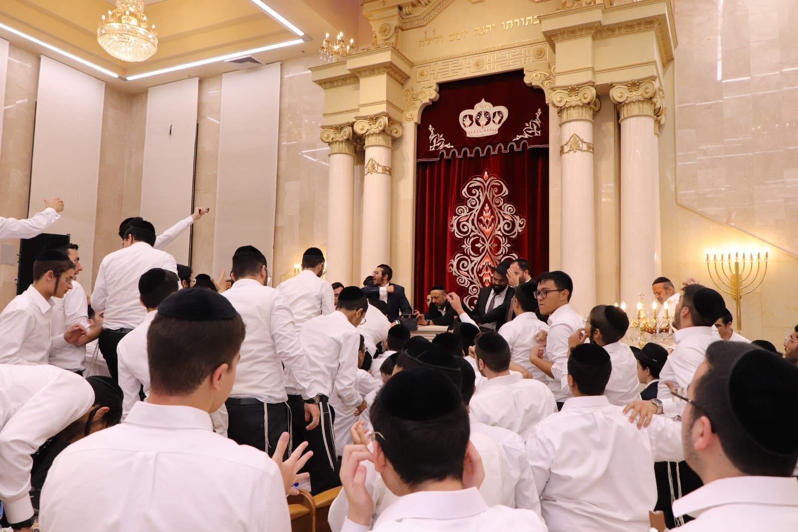 בישיבת בית הלוי רקדו בהקפות שניות - תיעוד