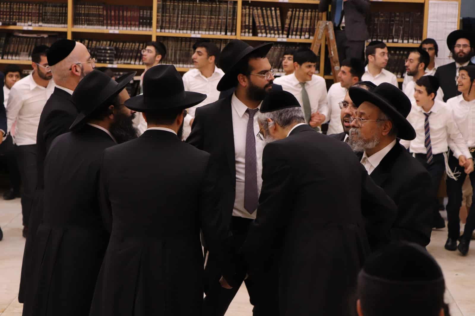 בישיבת בית הלוי רקדו בהקפות שניות - תיעוד