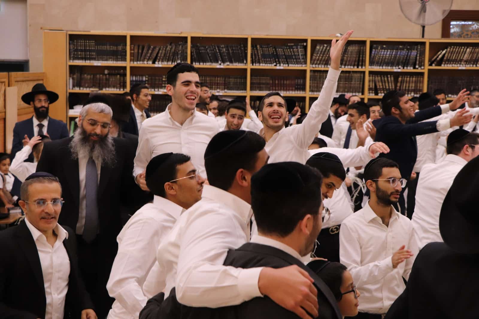 בישיבת בית הלוי רקדו בהקפות שניות - תיעוד