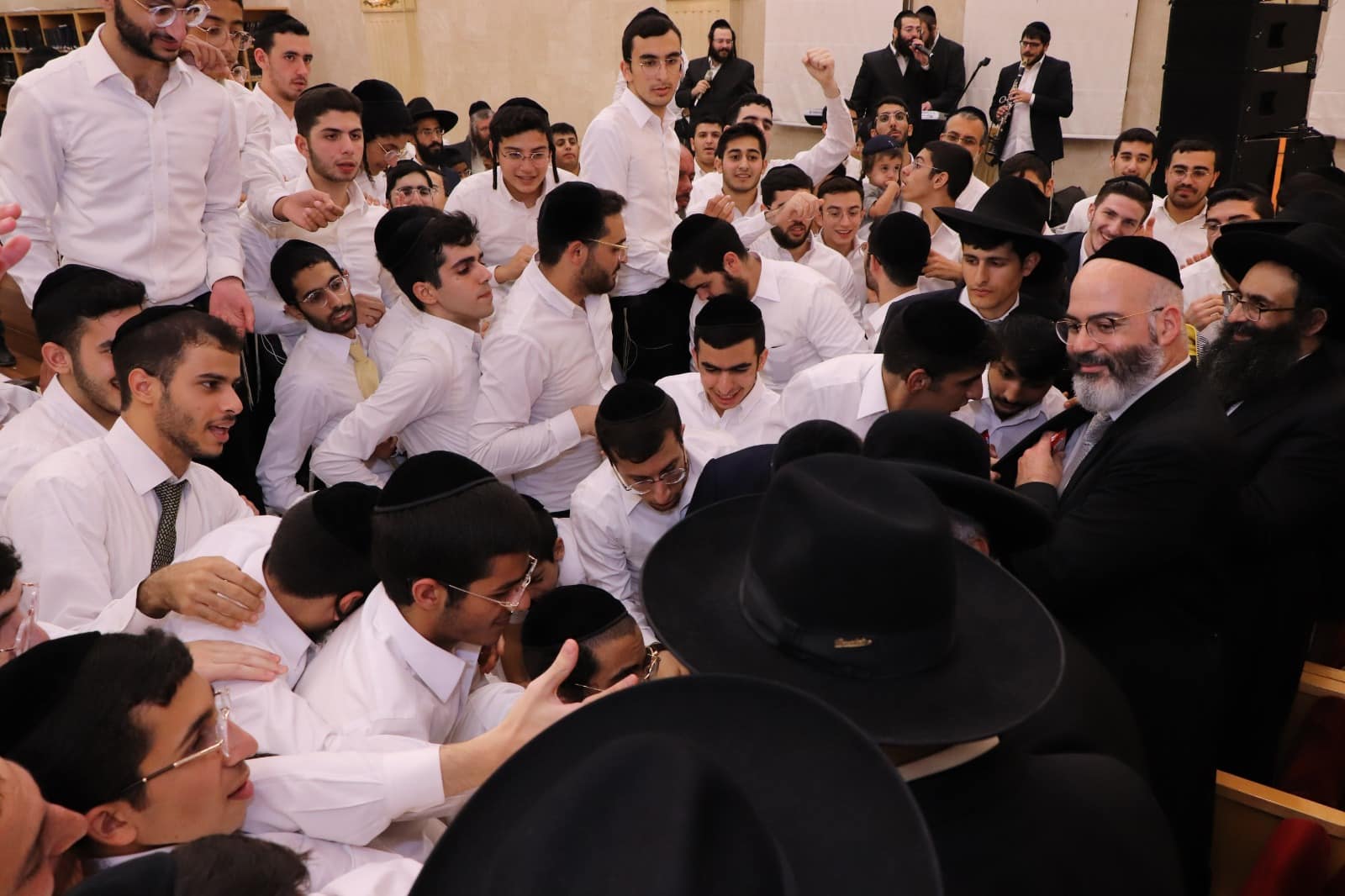 בישיבת בית הלוי רקדו בהקפות שניות - תיעוד