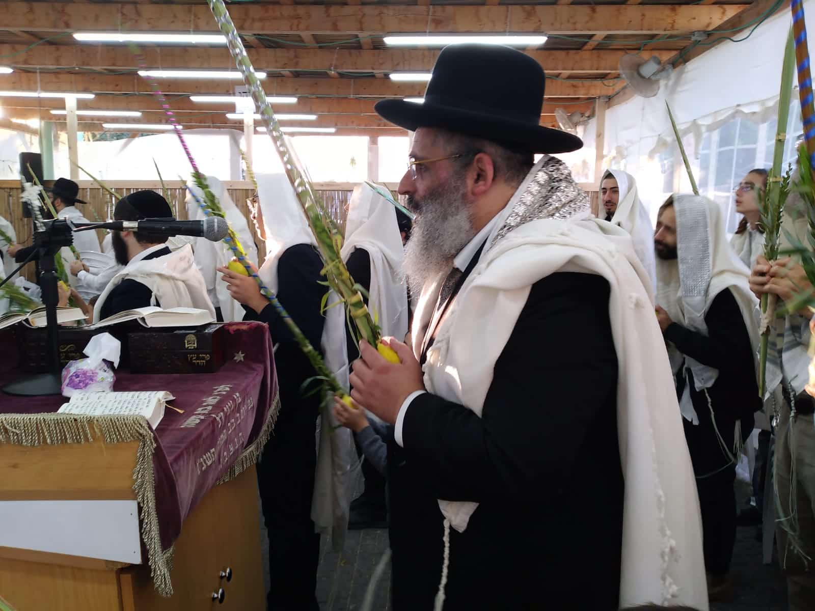 אלפים במעמד הקבלת פני רבו במעונו של הגה"צ רבי ישראל אברג'ל שליט"א