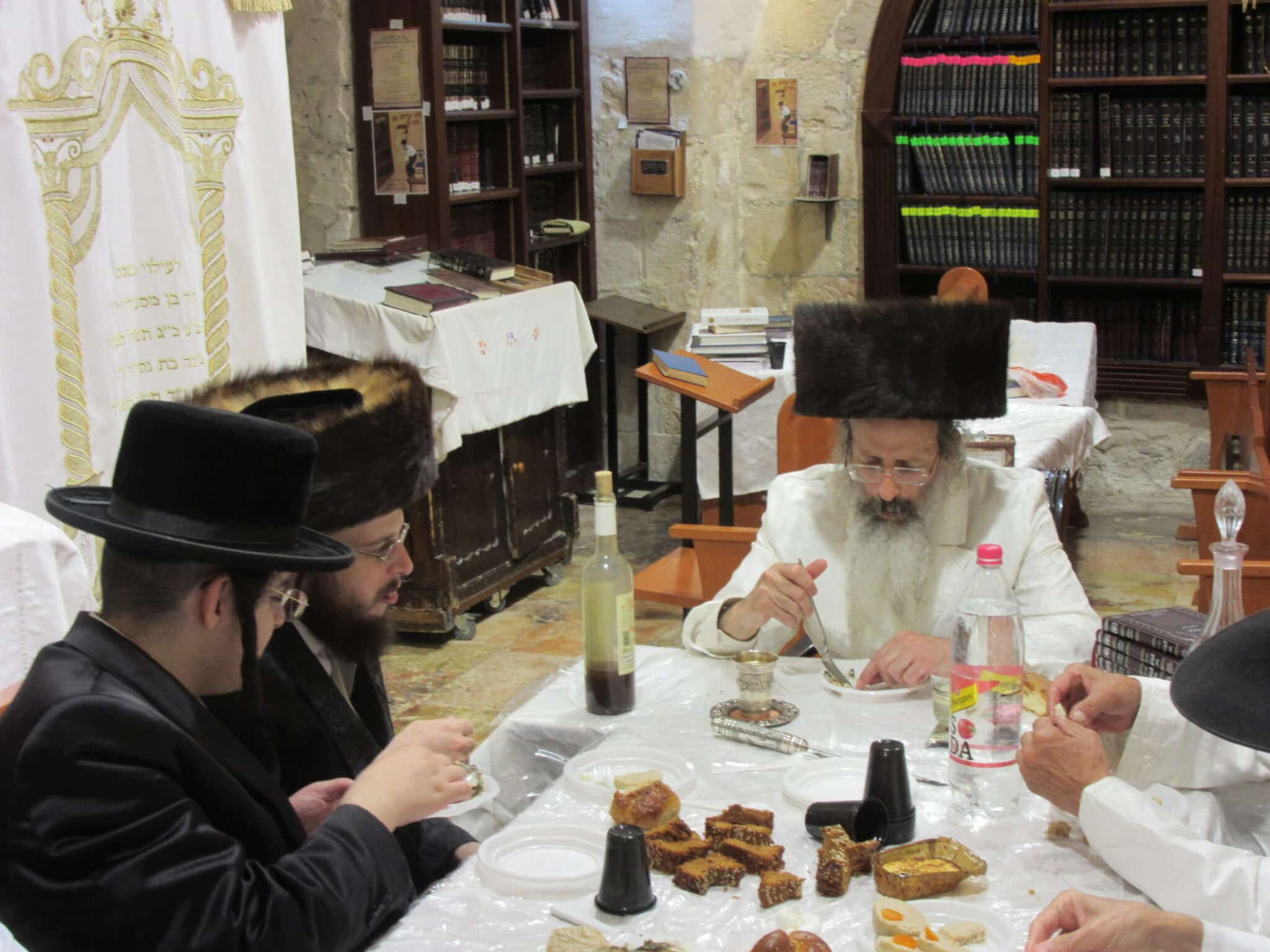 מוצאי יום הכיפורים בחצר הקודש סטרעטין• גלריה