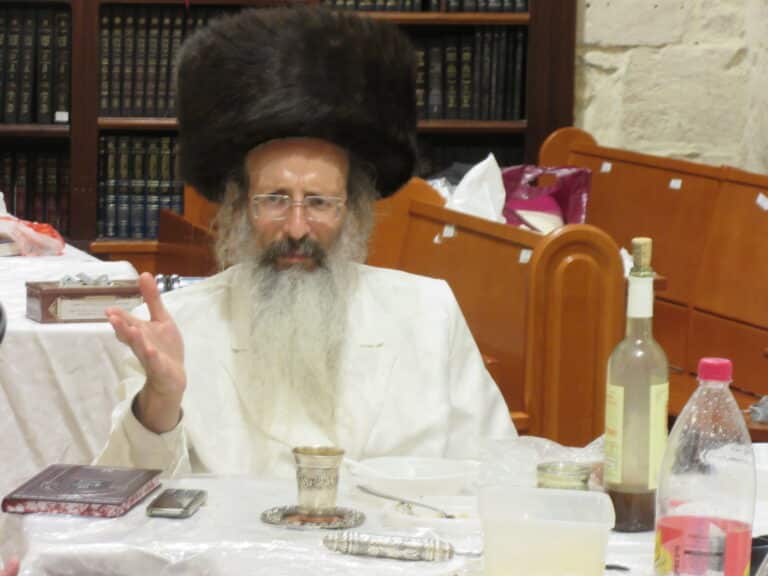 מוצאי יום הכיפורים בחצר הקודש סטרעטין• גלריה