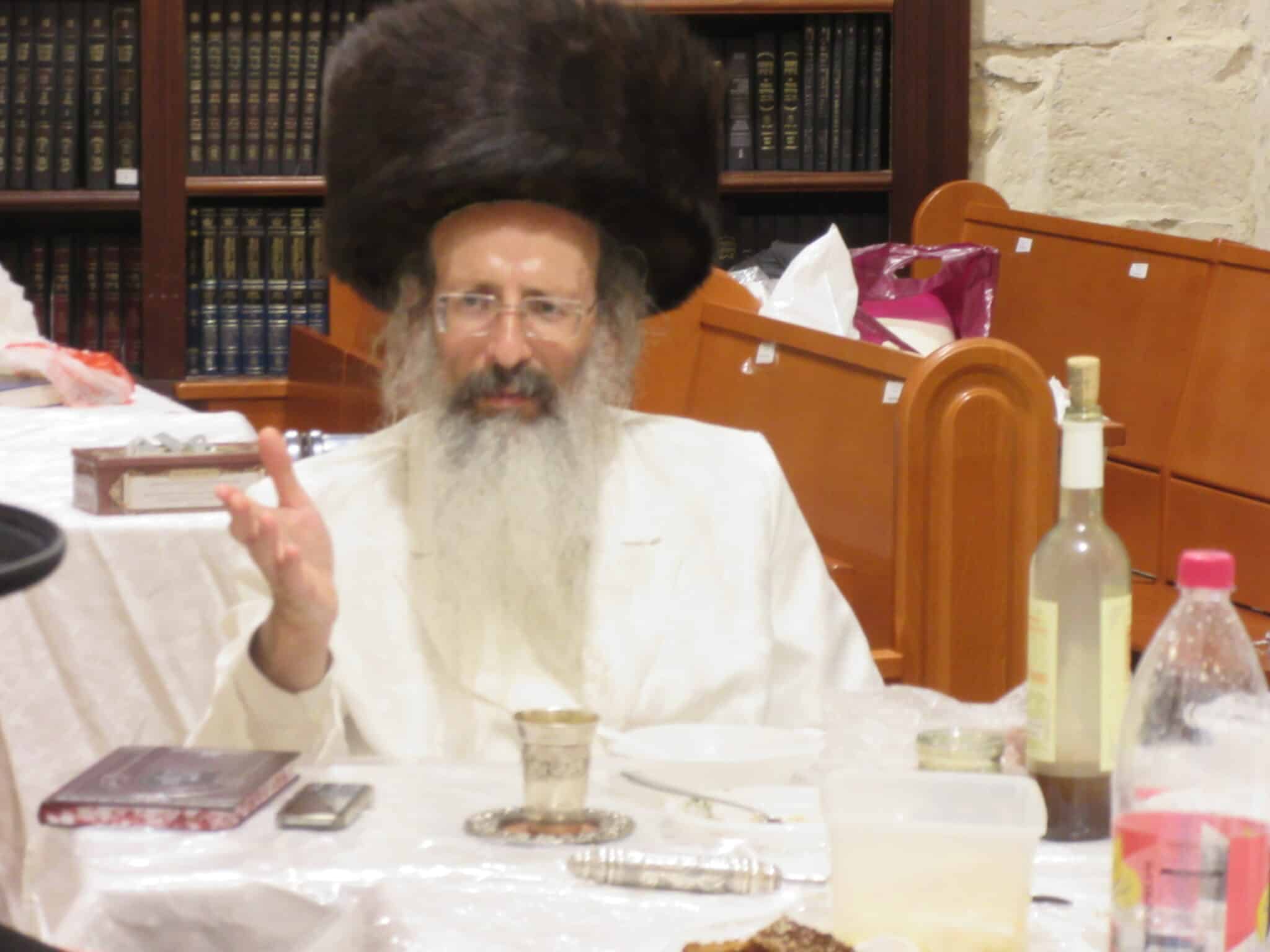 מוצאי יום הכיפורים בחצר הקודש סטרעטין• גלריה