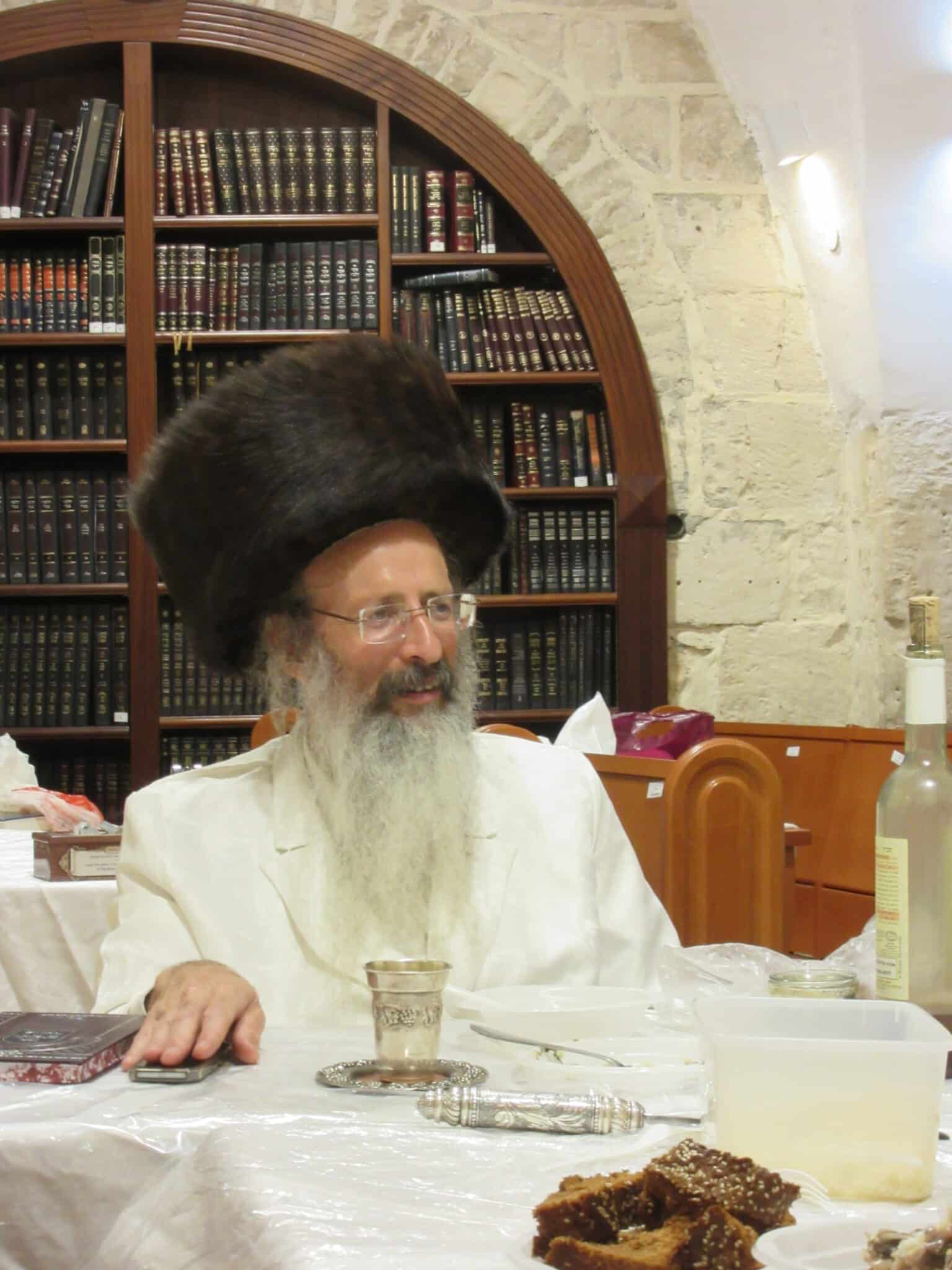 מוצאי יום הכיפורים בחצר הקודש סטרעטין• גלריה