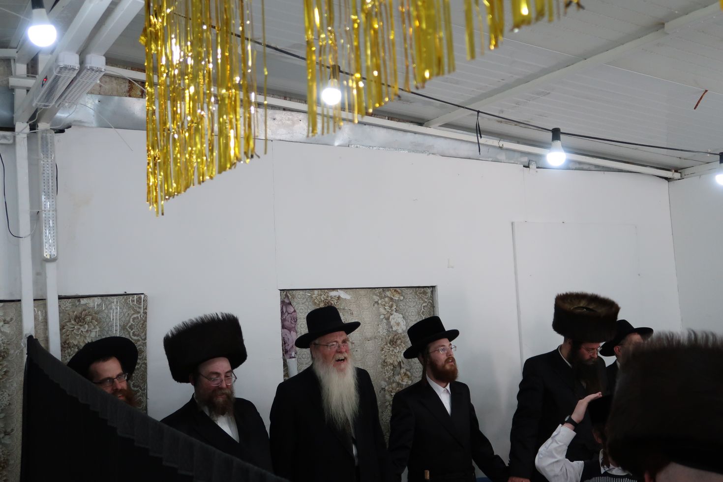 מעמד הלחיים לרגל אירוסי בת האדמו"ר מקראלי • גלריה